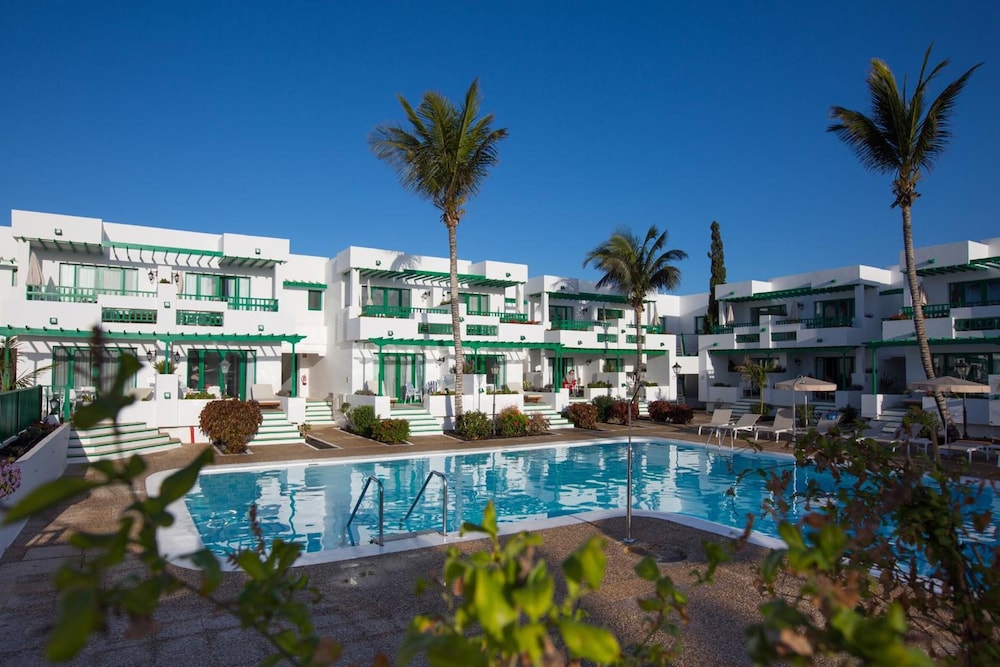 Apartamentos Nazaret — Hotel building in Costa Teguise, Canary Islands