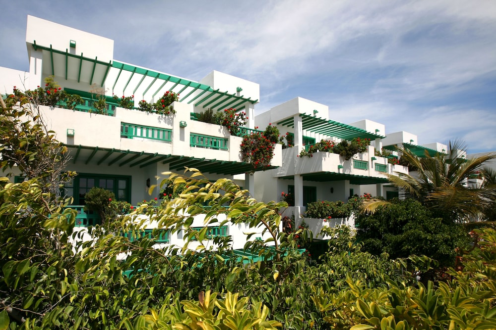 Apartamentos Nazaret — Hotel building in Costa Teguise, Canary Islands