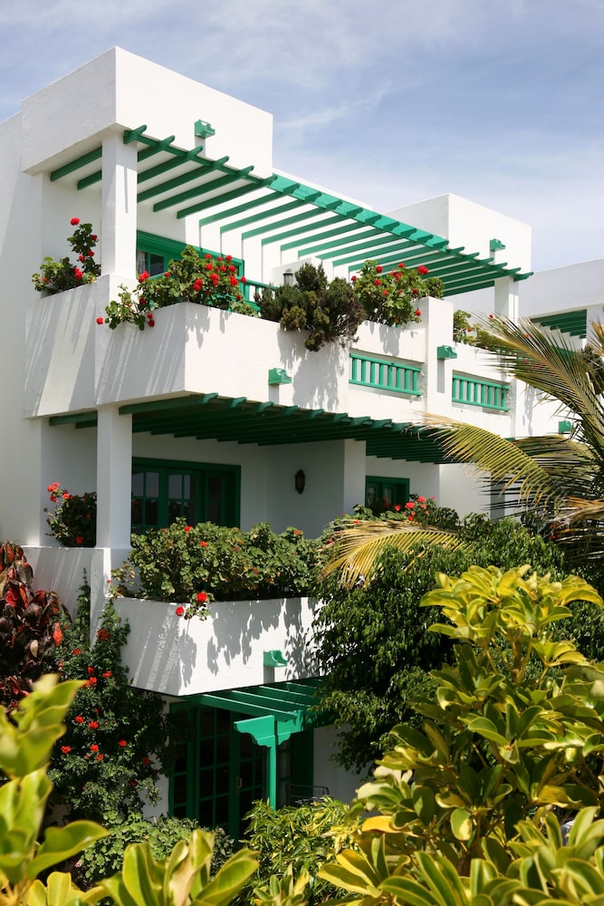 Apartamentos Nazaret — Hotel building in Costa Teguise, Canary Islands
