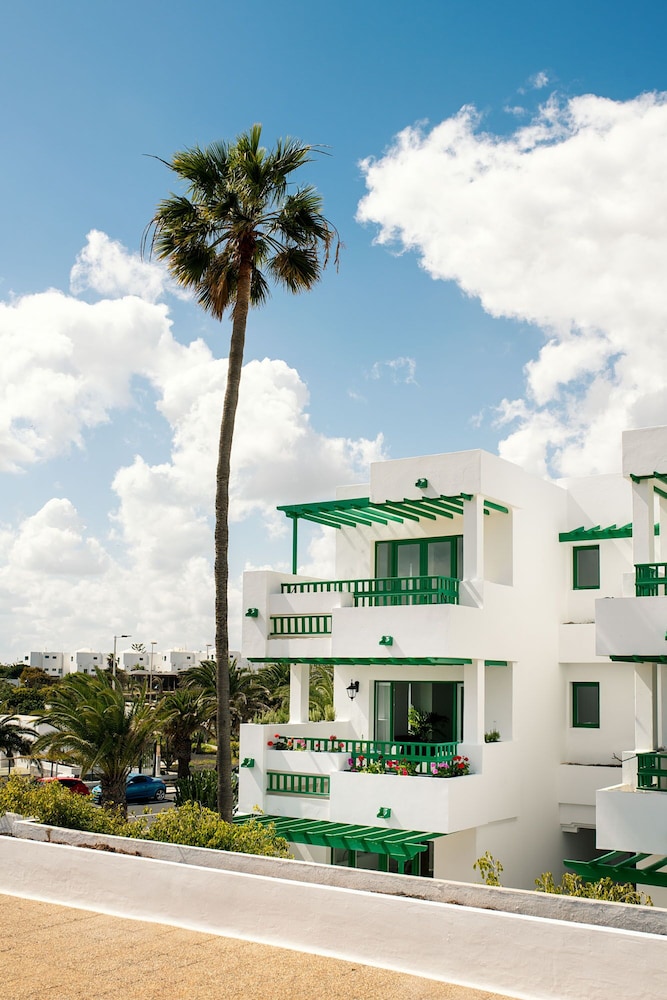 Apartamentos Nazaret — Hotel building in Costa Teguise, Canary Islands