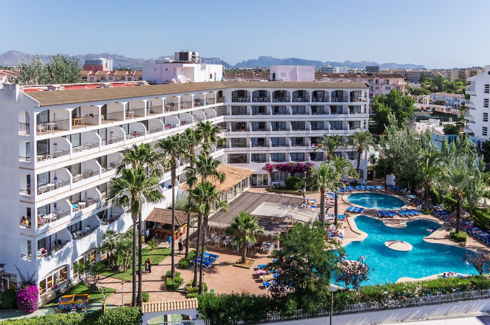 A10 Sol de Alcudia Apartamentos — Hotel building in Alcudia, Balearic Islands
