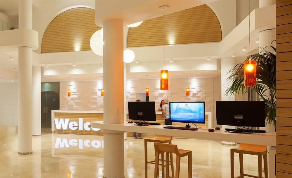 A10 Sol de Alcudia Apartamentos — Hotel building in Alcudia, Balearic Islands