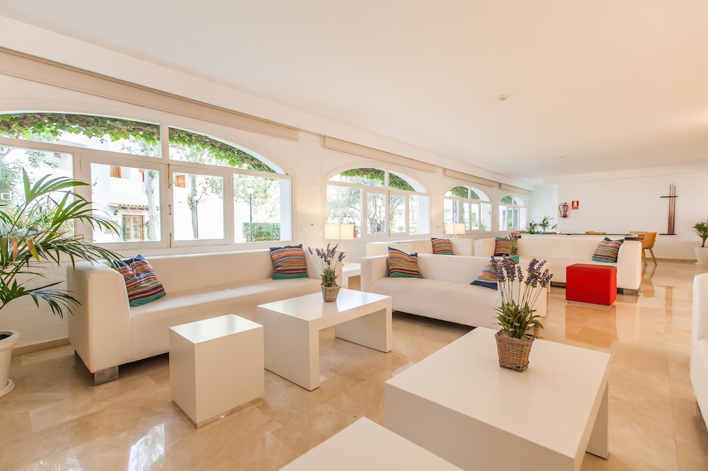 A10 Sol de Alcudia Apartamentos — Hotel building in Alcudia, Balearic Islands