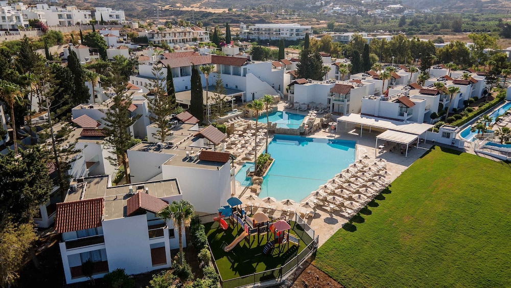 Kapetanios Aqua Resort — Swimming pool in Peyia, Paphos Region