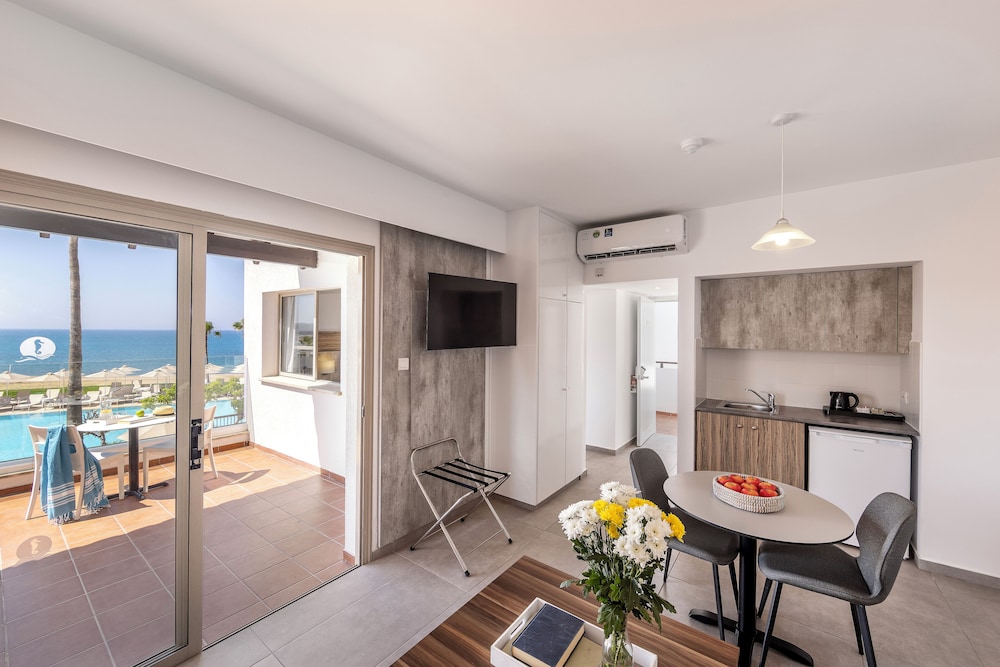 Kapetanios Aqua Resort — Hotel rooms in Peyia, Paphos Region