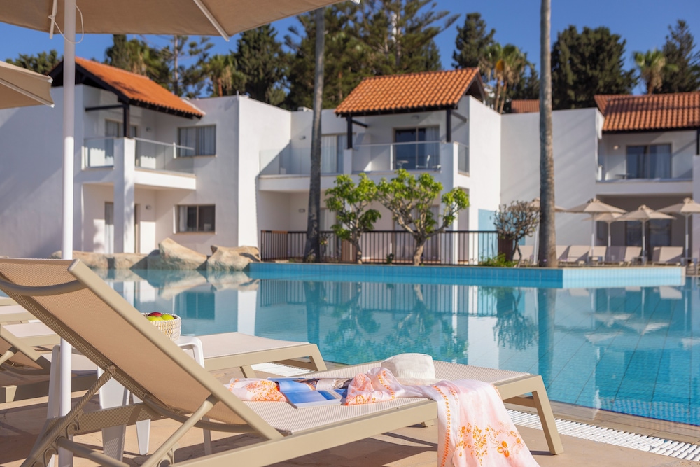 Kapetanios Aqua Resort — Swimming pool in Peyia, Paphos Region