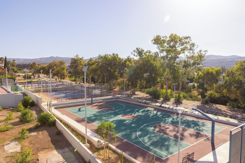 Kapetanios Aqua Resort — Swimming pool in Peyia, Paphos Region