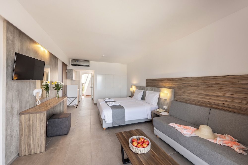 Kapetanios Aqua Resort — Hotel rooms in Peyia, Paphos Region