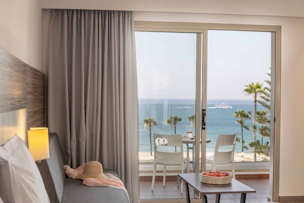 Kapetanios Aqua Resort — Hotel rooms in Peyia, Paphos Region