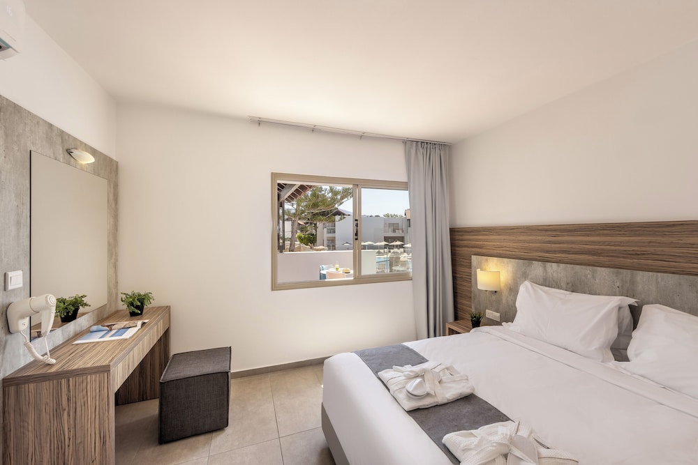 Kapetanios Aqua Resort — Hotel rooms in Peyia, Paphos Region