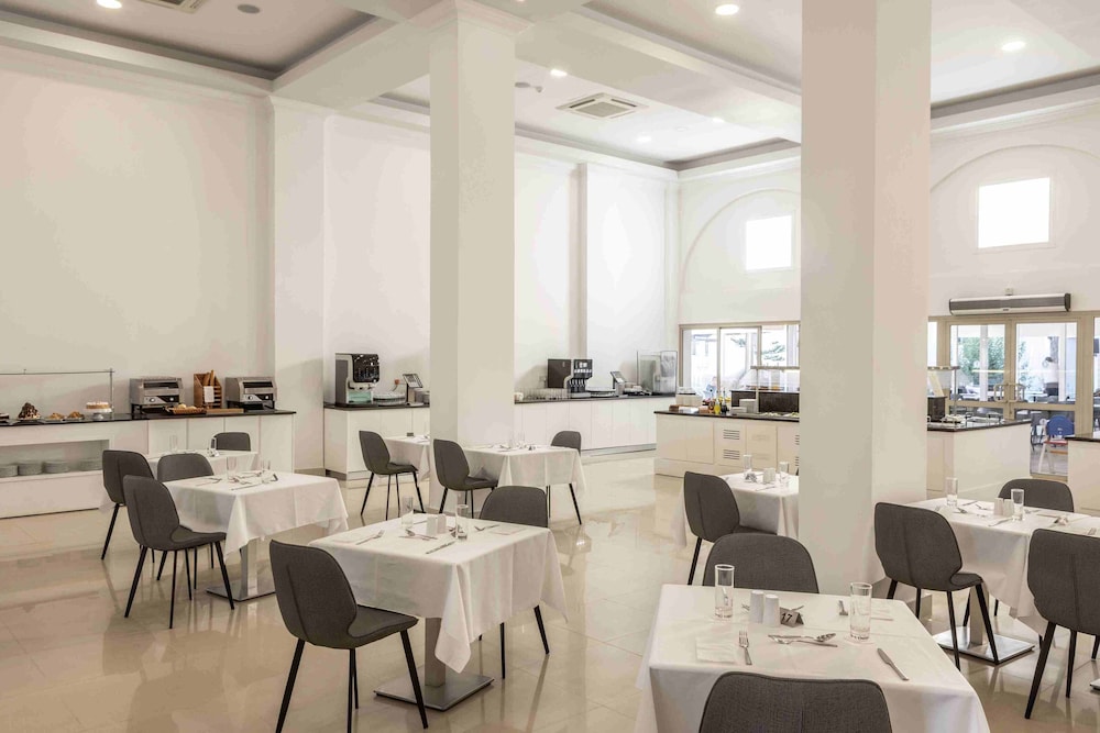 Kapetanios Aqua Resort — Restaurant & bars in Peyia, Paphos Region