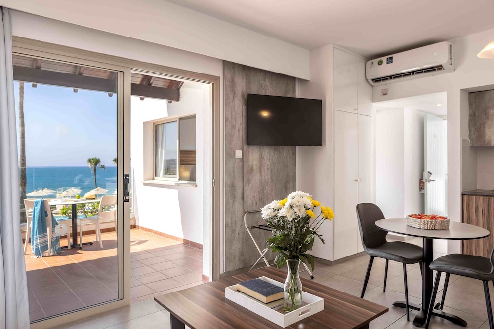 Kapetanios Aqua Resort — Hotel rooms in Peyia, Paphos Region