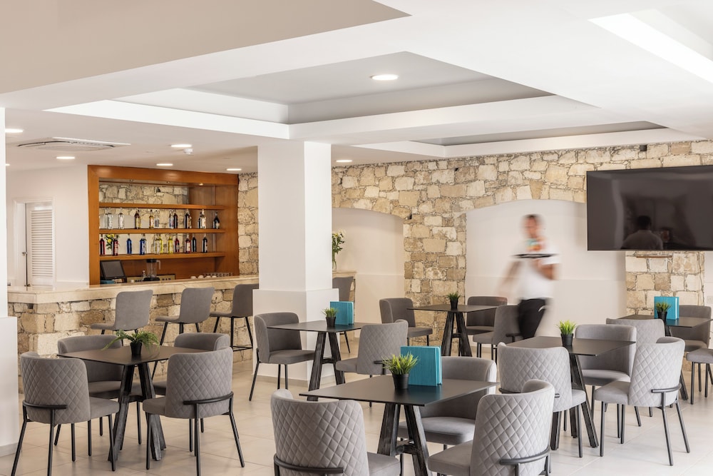 Kapetanios Aqua Resort — Restaurant & bars in Peyia, Paphos Region