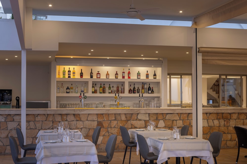 Kapetanios Aqua Resort — Restaurant & bars in Peyia, Paphos Region