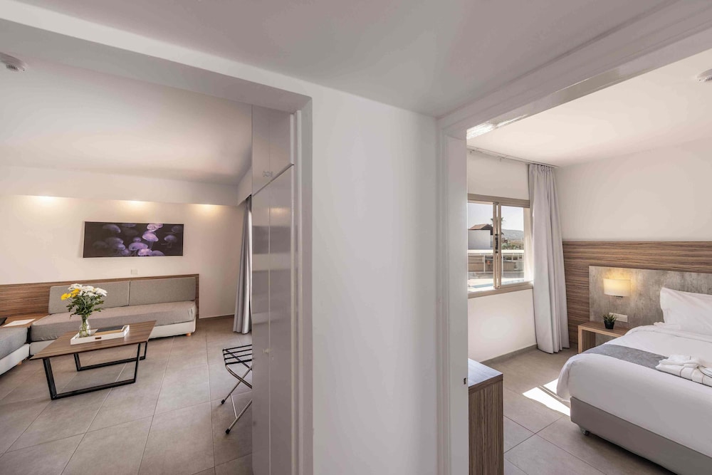Kapetanios Aqua Resort — Hotel rooms in Peyia, Paphos Region