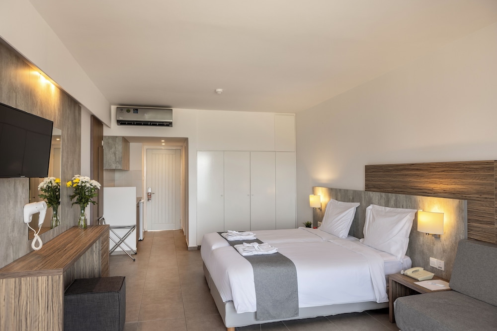 Kapetanios Aqua Resort — Hotel rooms in Peyia, Paphos Region