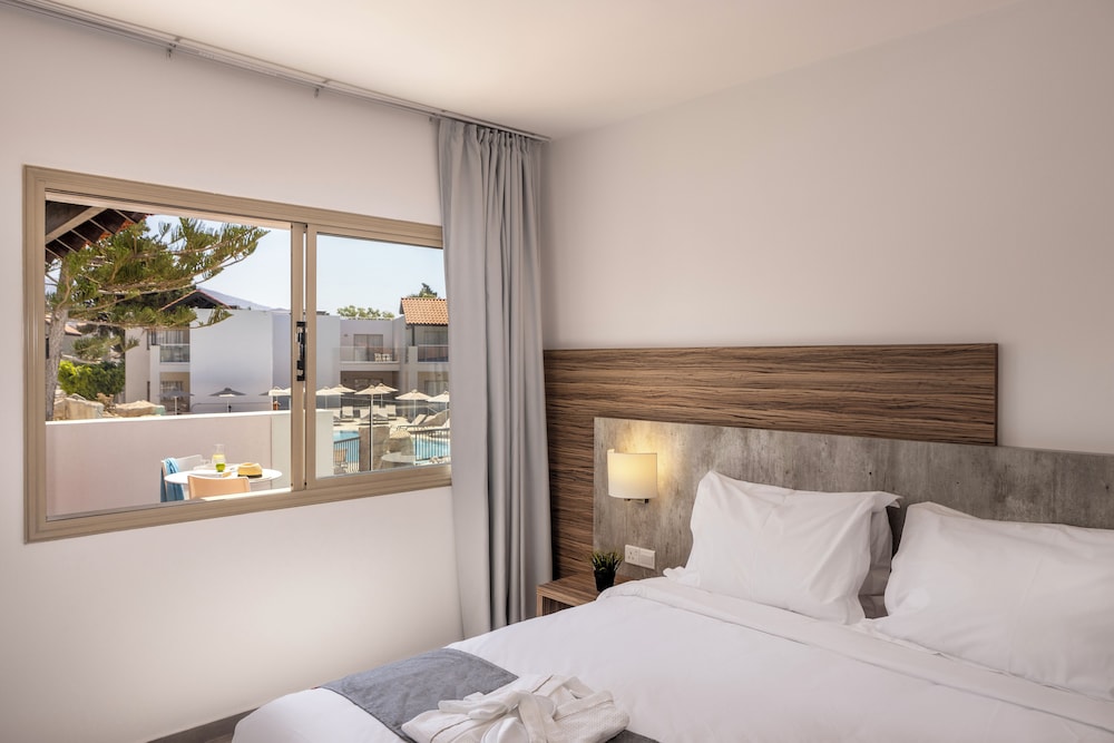 Kapetanios Aqua Resort — Hotel rooms in Peyia, Paphos Region