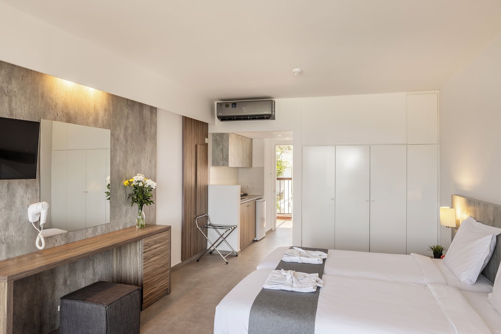 Kapetanios Aqua Resort — Hotel rooms in Peyia, Paphos Region