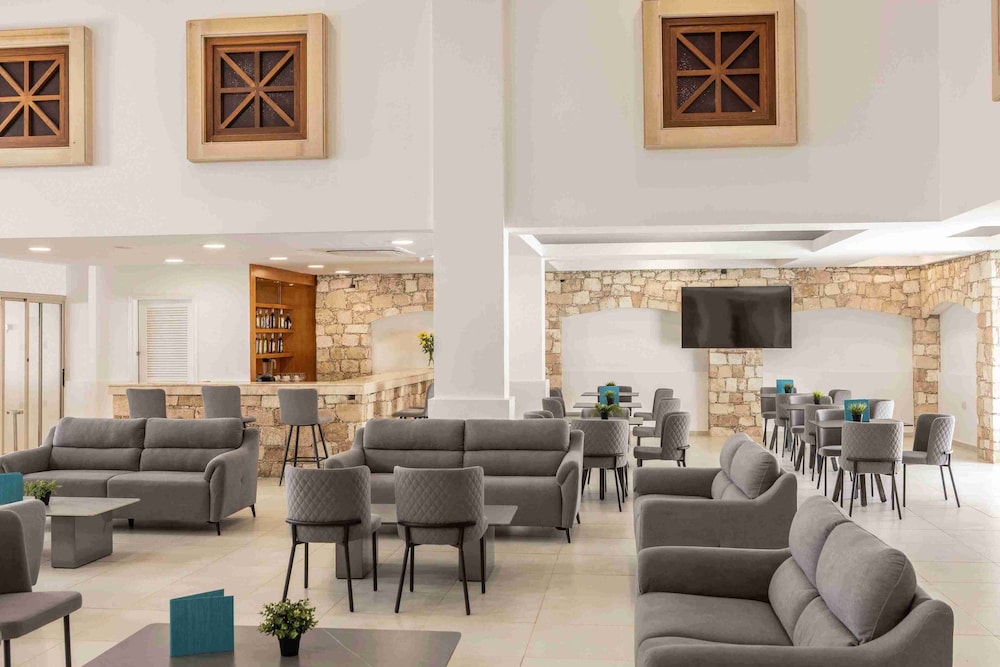 Kapetanios Aqua Resort — Restaurant & bars in Peyia, Paphos Region