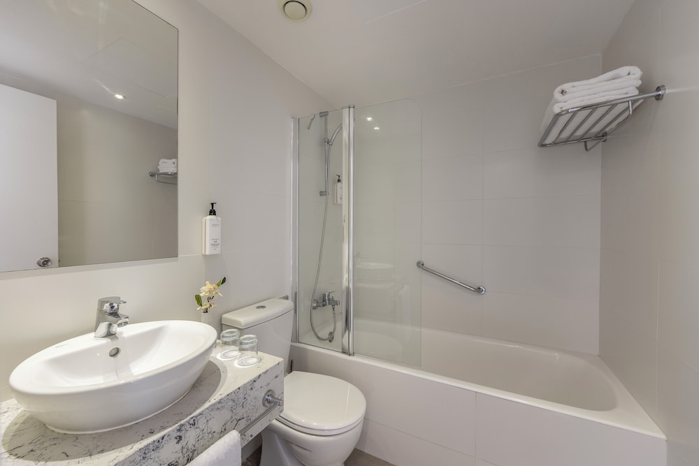 Kapetanios Aqua Resort — Hotel rooms in Peyia, Paphos Region
