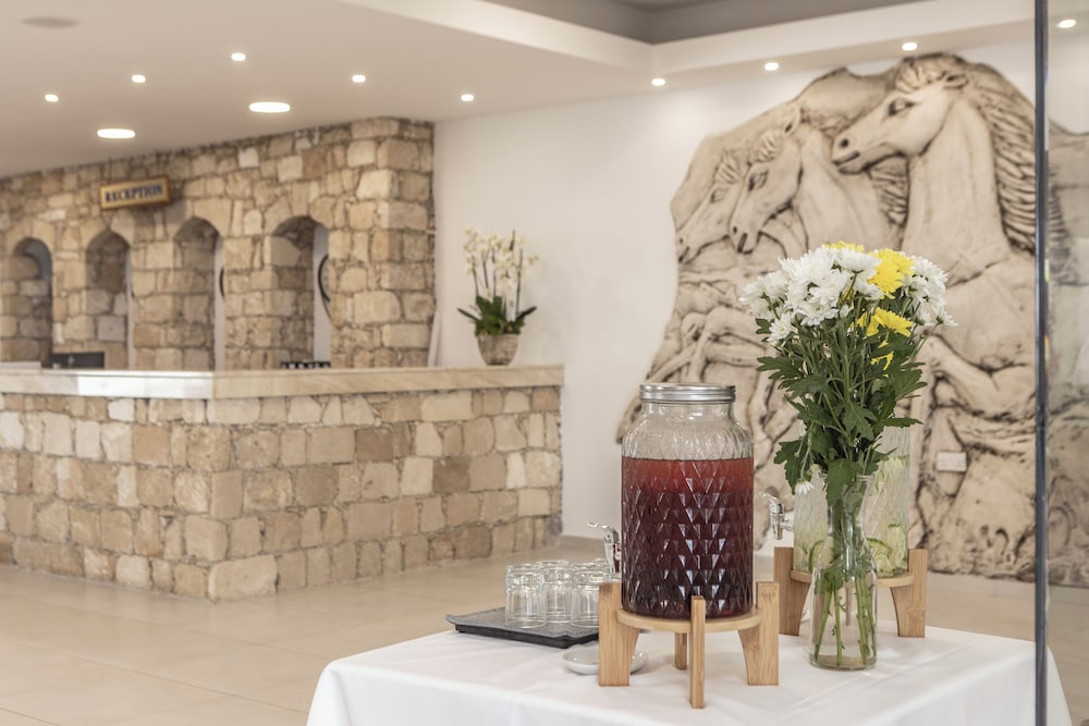 Kapetanios Aqua Resort — Restaurant & bars in Peyia, Paphos Region