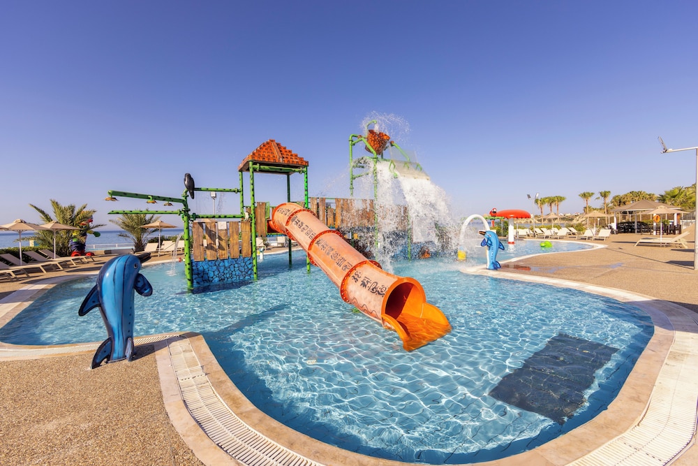 Kapetanios Aqua Resort — Swimming pool in Peyia, Paphos Region