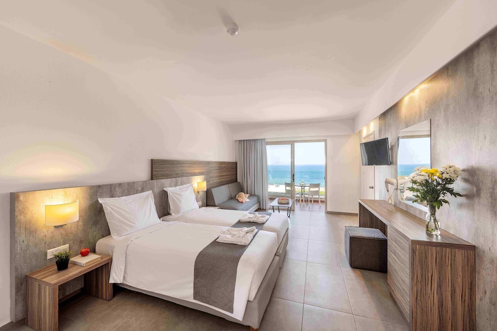 Kapetanios Aqua Resort — Hotel rooms in Peyia, Paphos Region