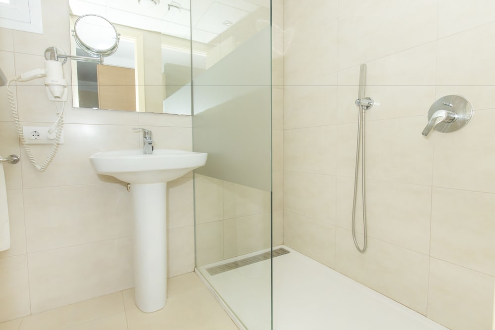 Aparthotel Flora — Hotel rooms in Puerto Pollensa, Balearic Islands
