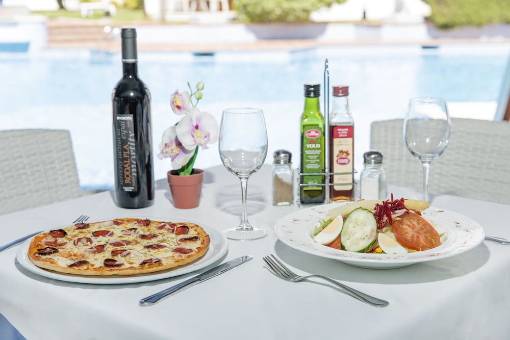 Aparthotel Flora — Restaurant & bars in Puerto Pollensa, Balearic Islands