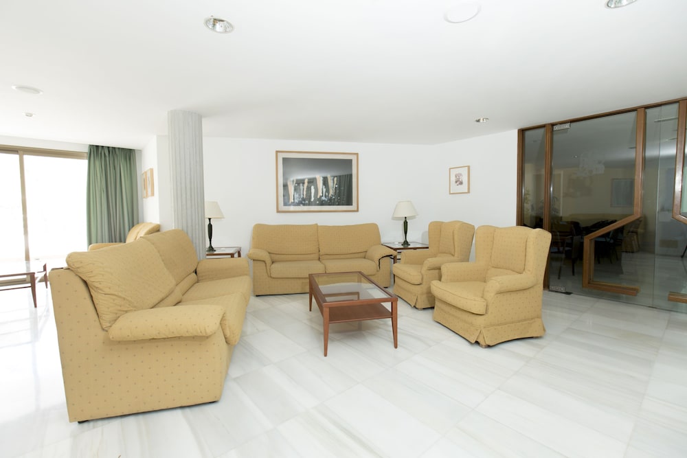 Aparthotel Flora — Hotel rooms in Puerto Pollensa, Balearic Islands