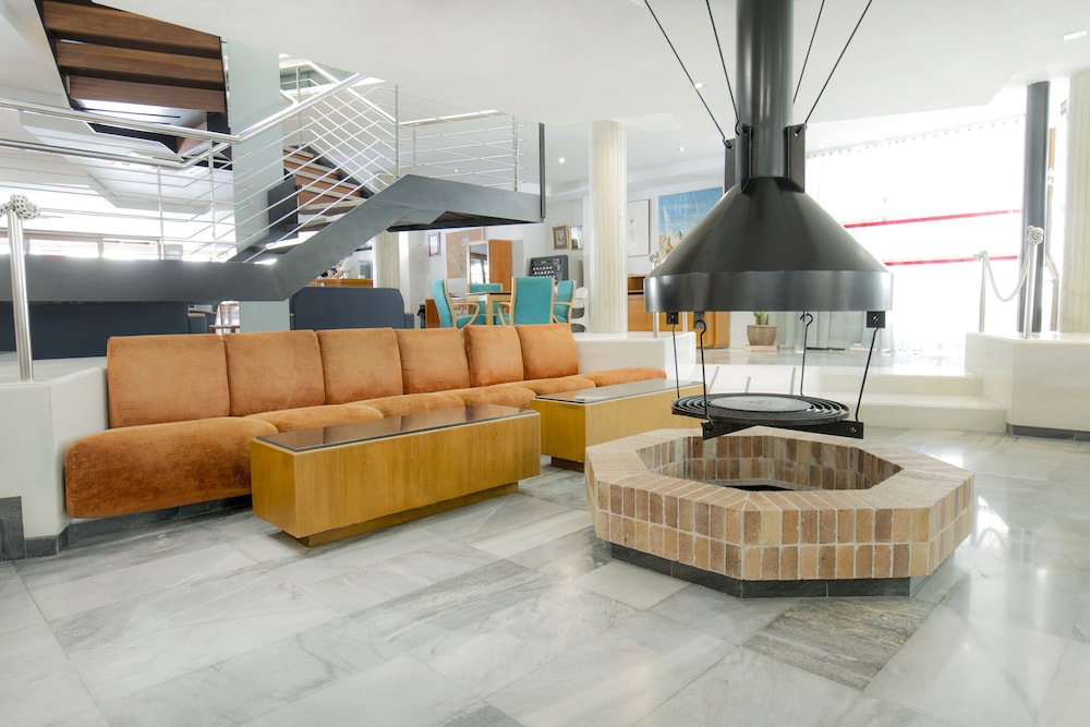 Aparthotel Flora — Hotel building in Puerto Pollensa, Balearic Islands