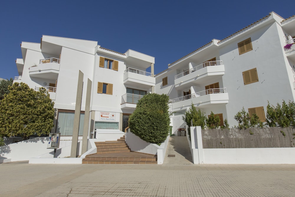 Aparthotel Flora — Hotel building in Puerto Pollensa, Balearic Islands