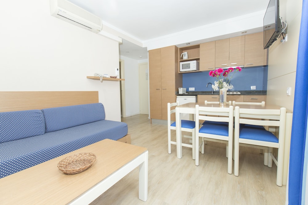 Aparthotel Flora — Hotel rooms in Puerto Pollensa, Balearic Islands