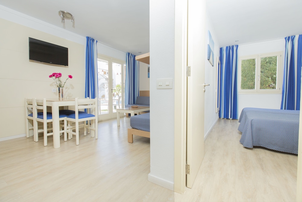Aparthotel Flora — Hotel rooms in Puerto Pollensa, Balearic Islands