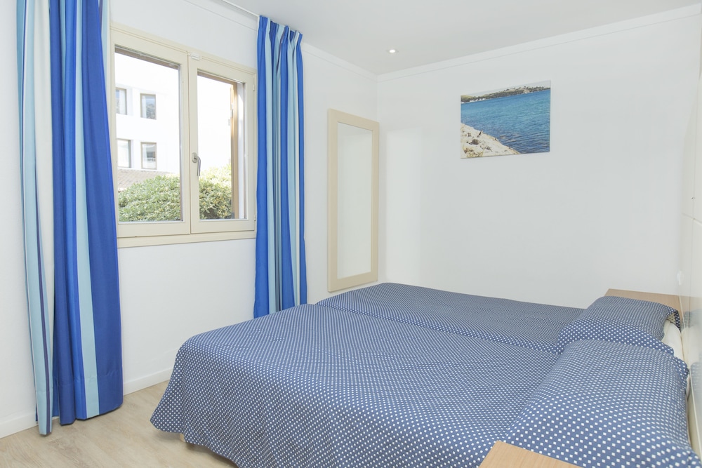 Aparthotel Flora — Hotel rooms in Puerto Pollensa, Balearic Islands