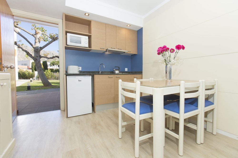 Aparthotel Flora — Hotel rooms in Puerto Pollensa, Balearic Islands