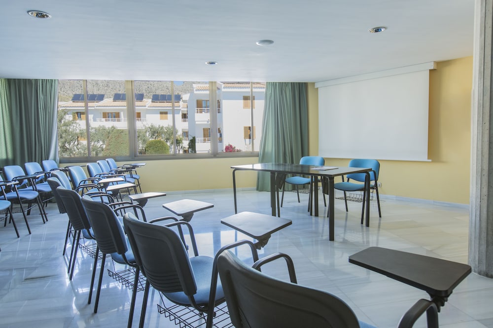 Aparthotel Flora — Hotel building in Puerto Pollensa, Balearic Islands