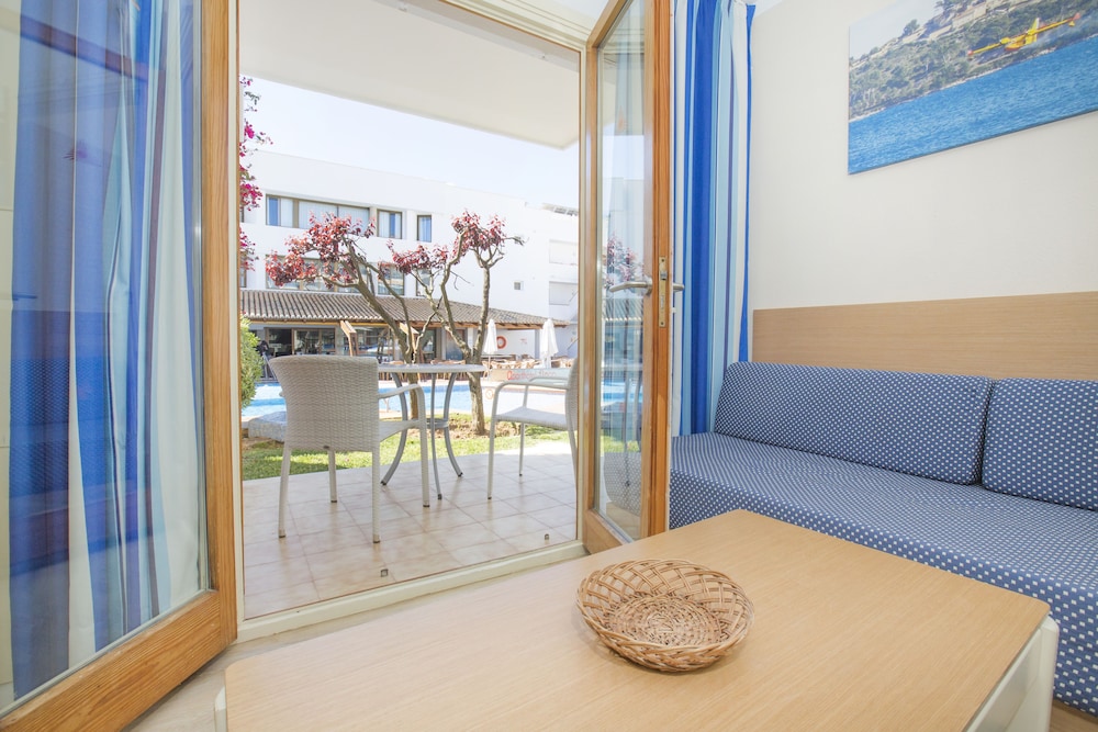 Aparthotel Flora — Hotel rooms in Puerto Pollensa, Balearic Islands