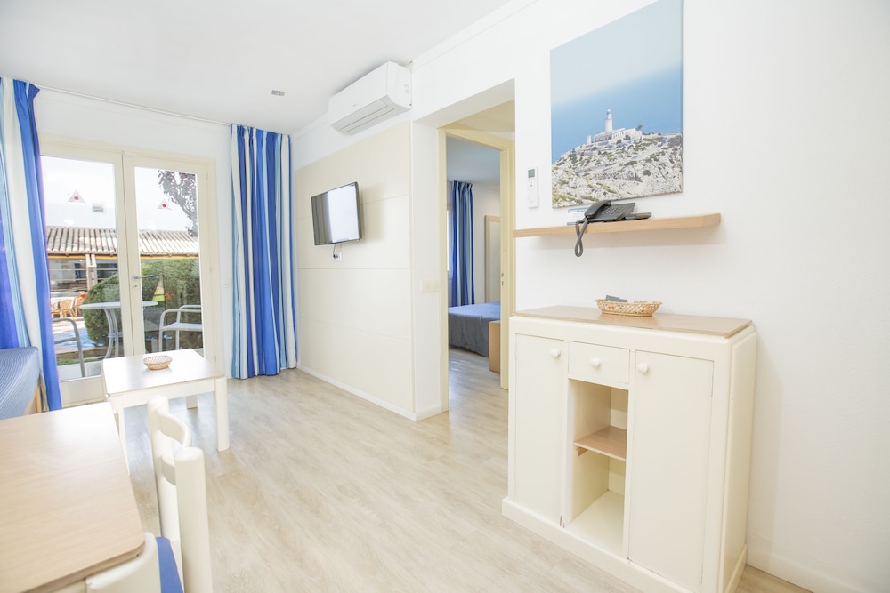 Aparthotel Flora — Hotel rooms in Puerto Pollensa, Balearic Islands