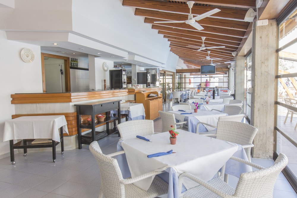 Aparthotel Flora — Restaurant & bars in Puerto Pollensa, Balearic Islands