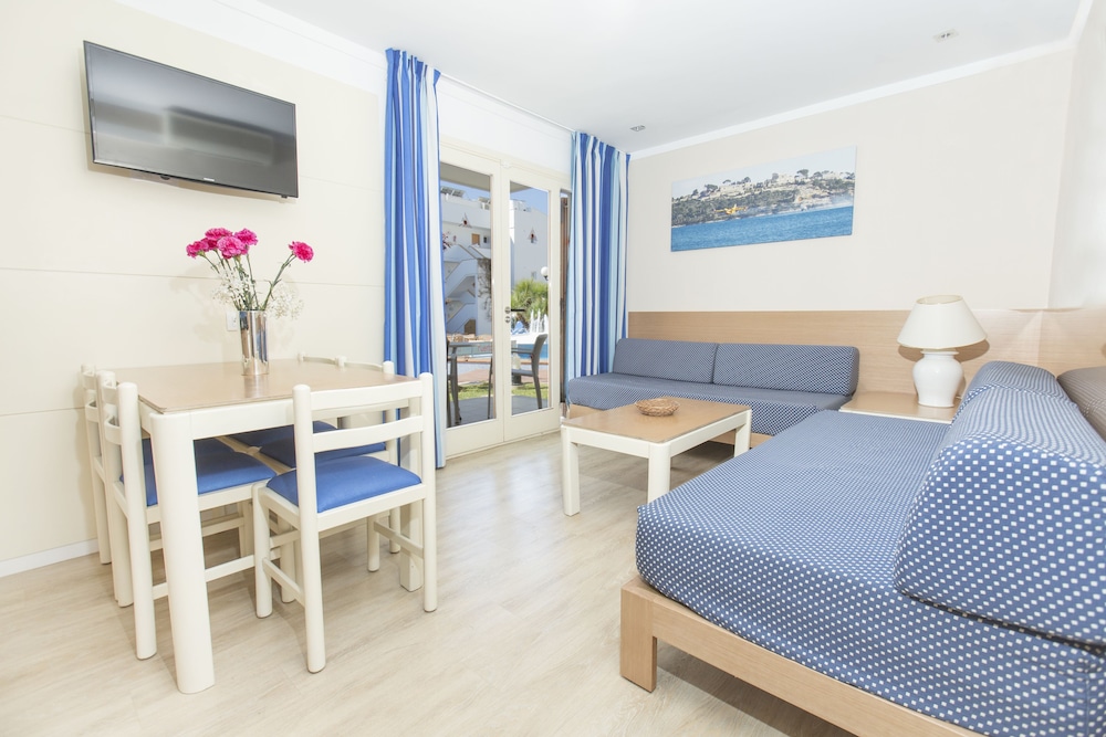 Aparthotel Flora — Hotel rooms in Puerto Pollensa, Balearic Islands