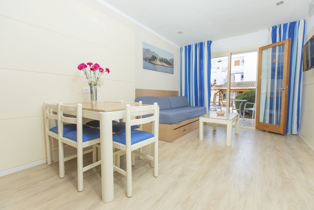 Aparthotel Flora — Hotel rooms in Puerto Pollensa, Balearic Islands