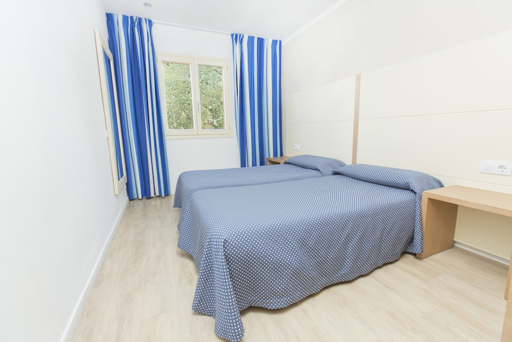 Aparthotel Flora — Hotel rooms in Puerto Pollensa, Balearic Islands