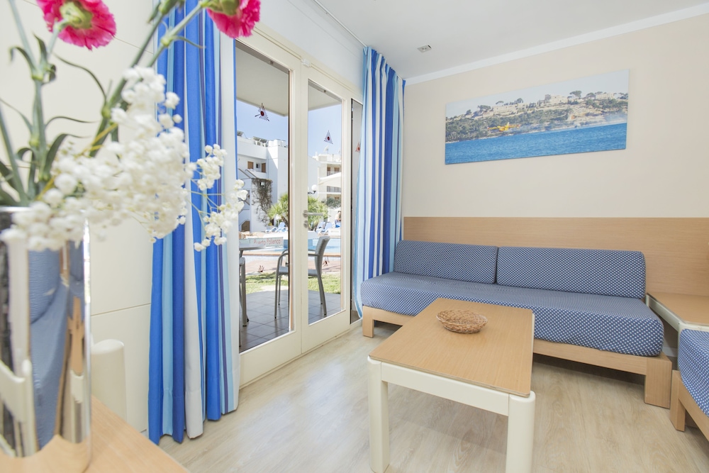 Aparthotel Flora — Hotel rooms in Puerto Pollensa, Balearic Islands