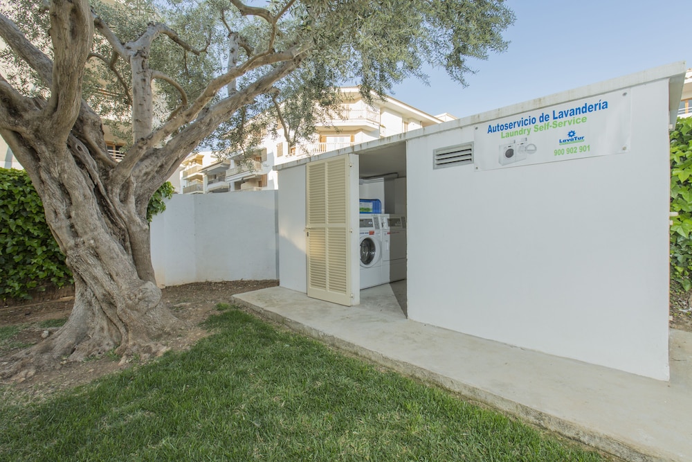 Aparthotel Flora — Hotel building in Puerto Pollensa, Balearic Islands