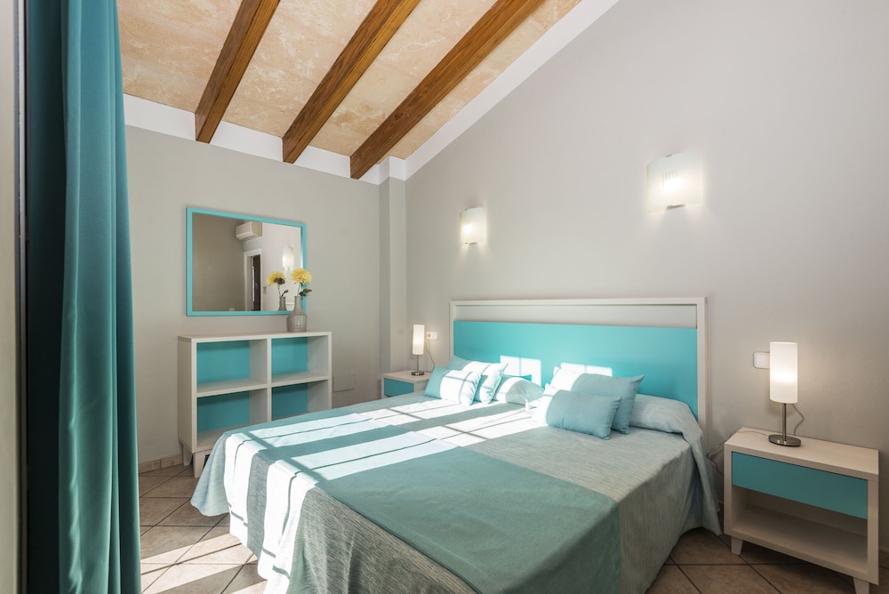 Villas Maribel Menorca — Hotel rooms in Cala Blanca, Balearic Islands