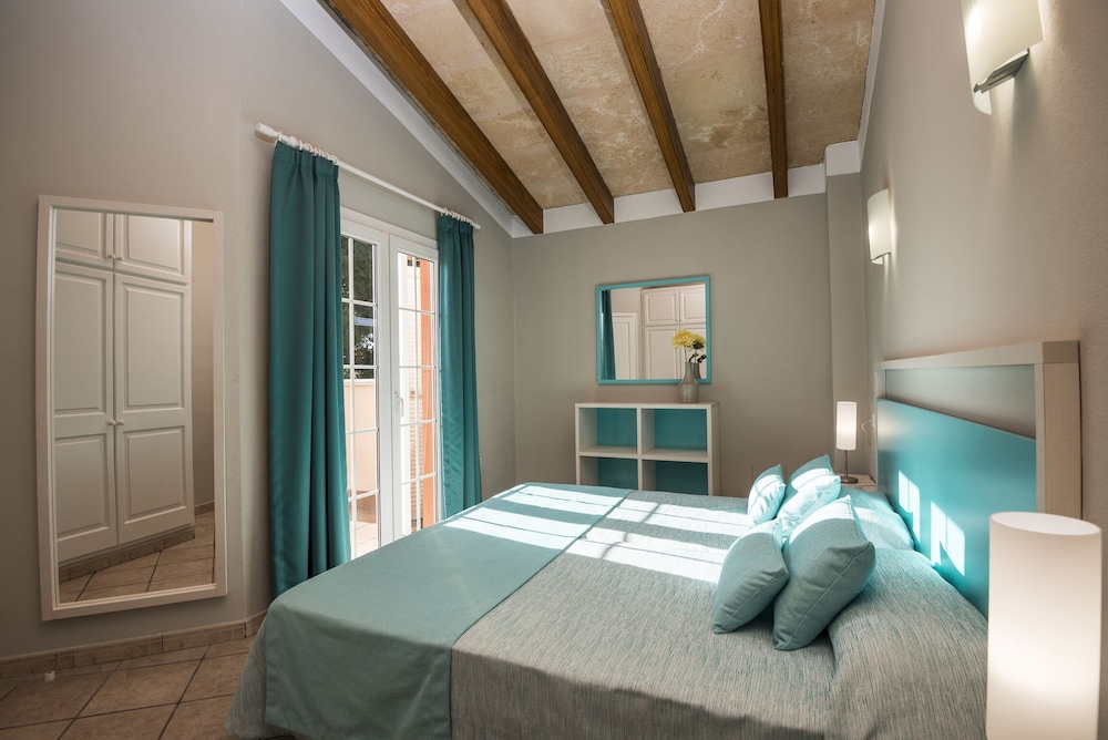 Villas Maribel Menorca — Hotel rooms in Cala Blanca, Balearic Islands