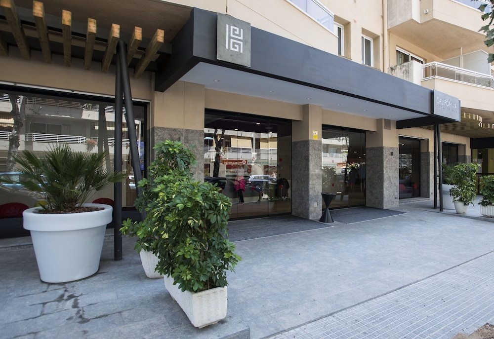 Apartamentos California — Hotel building in Salou, Catalonia
