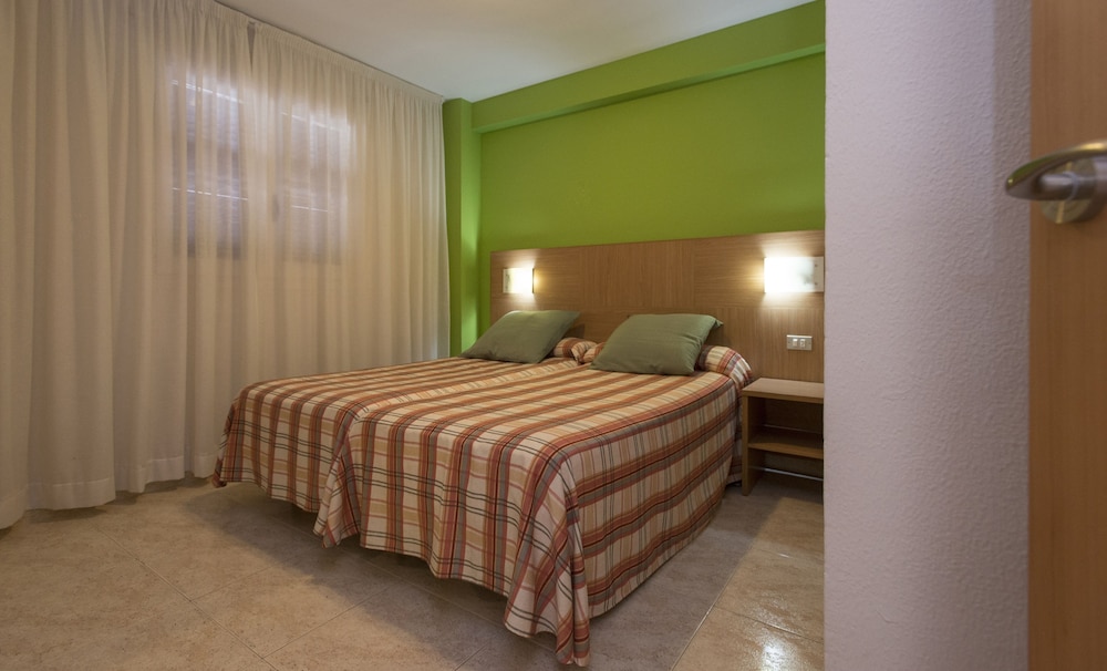 Apartamentos California — Hotel rooms in Salou, Catalonia