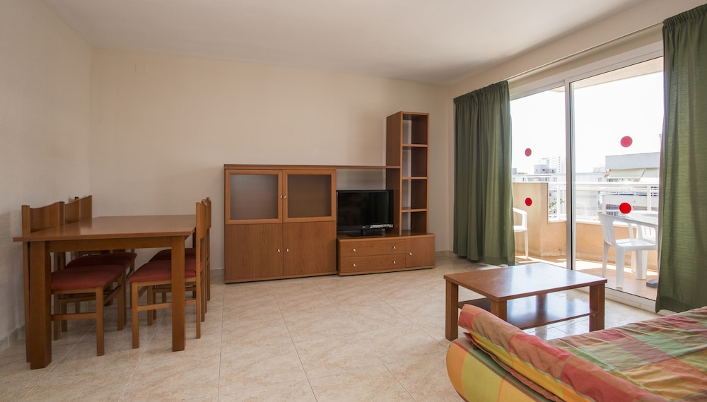Apartamentos California — Hotel rooms in Salou, Catalonia